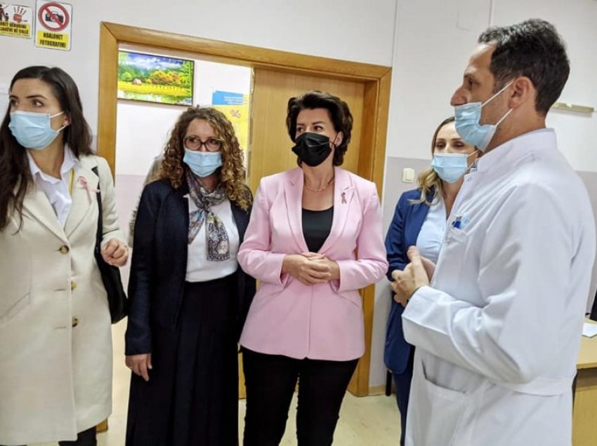 Jahjaga në Klinikën e Onkologjisë: Diagnostikimi i hershëm do të thotë jetë dhe shpëtim më i sigurt