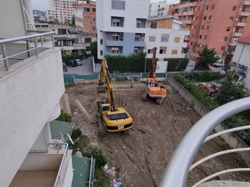 Pallati i ri ngjitur me të vjetrin/ Banorët e prekur nga tërmeti kundërshtojnë ndërtimin