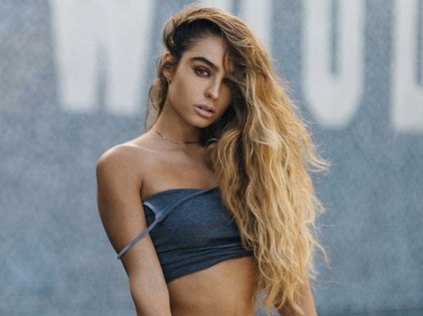 E veshur me veshje sportive, Sommer Ray duket “flakë’ derisa sjell pozën provokuese nga prapa