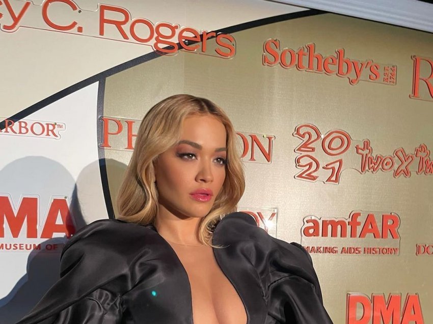 Rita Ora shkëlqen në amfAR