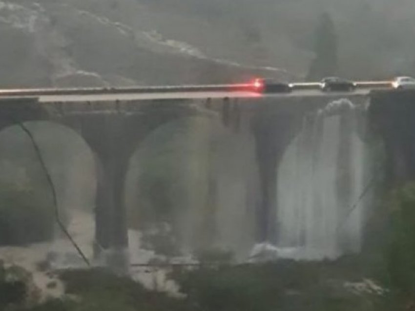 Në Itali rrugët kthehen në lumenj dhe mbyllen shkollat, shkak moti i keq