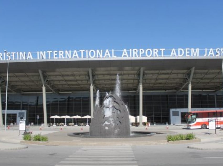 Policia kap tre persona në Aeroportin e Prishtinës të cilët kishin leje të qëndrimit të falsifikuar