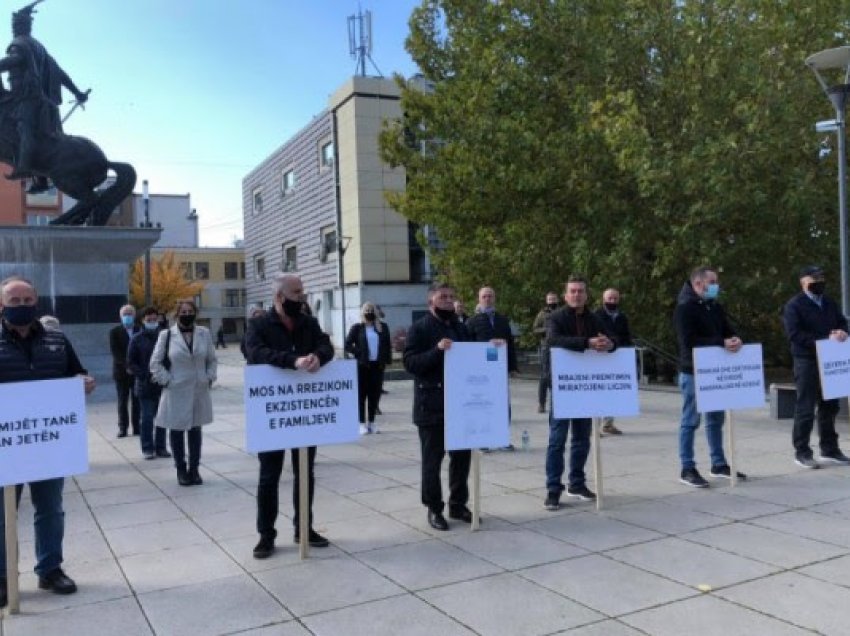 ​Sërish protestojnë punëtorët e lotarisë, kërkojnë ndryshimin e ligjit dhe marrjen e pagave