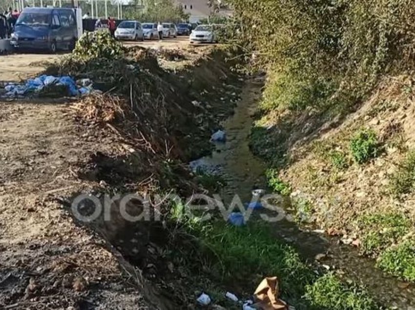 Ujëra të zeza pranë shkollës, ndotja po rrezikon banorët 