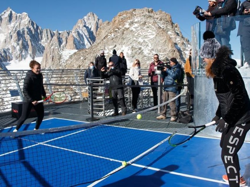 Çmenduri, luajnë tenis në 3.466 metra