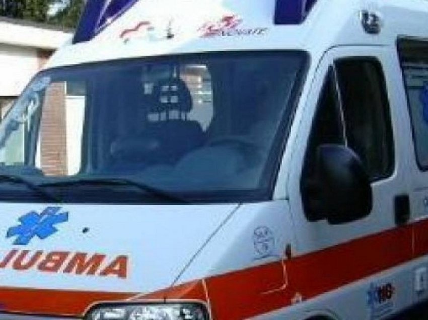 Shoferi humbet kontrollin dhe përplas me trafikndarësen, lëndohet pasagjerja, dërgohet me urgjencë në spital