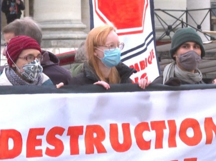 Protesta në Londër për klimën, aktivistët akuzojnë bankat se investojnë në karburantet fosile