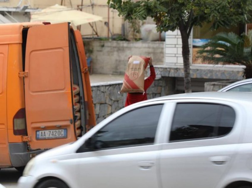 Ina Zhupa viziton bizneset në Sarandë: Nisma për uljen e TVSH-së ndihmon qytetarët nga falimentimi!