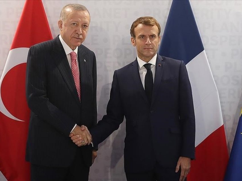 Erdoğan takim ‘kokë më kokë’ me Macron