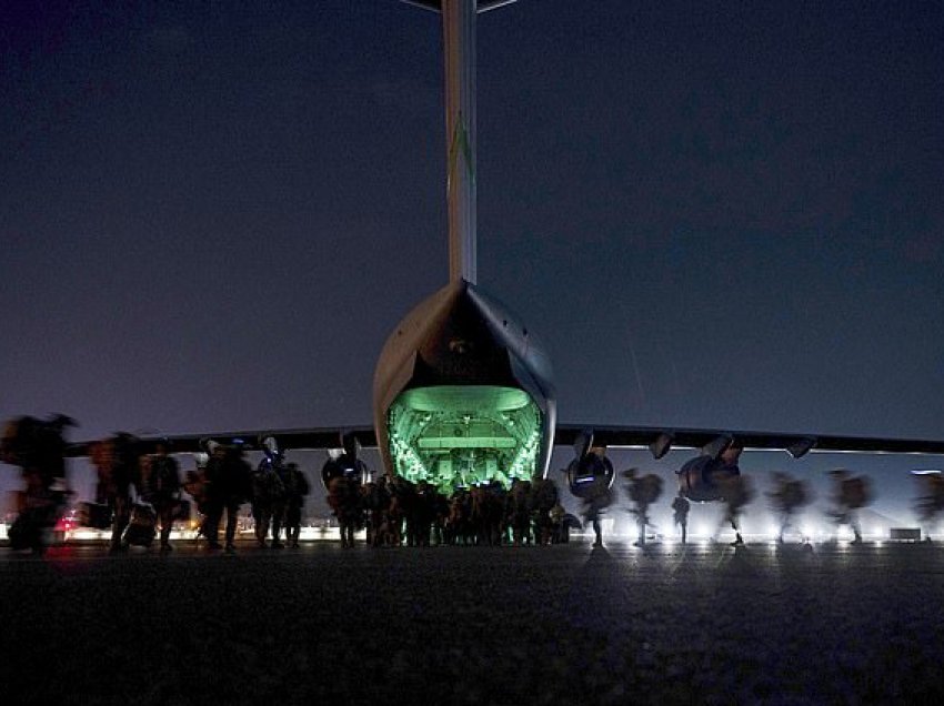 Brenda aeroportit të Kabulit nga ku u ngrit në ajër aeroplani i fundit i ushtrisë amerikane