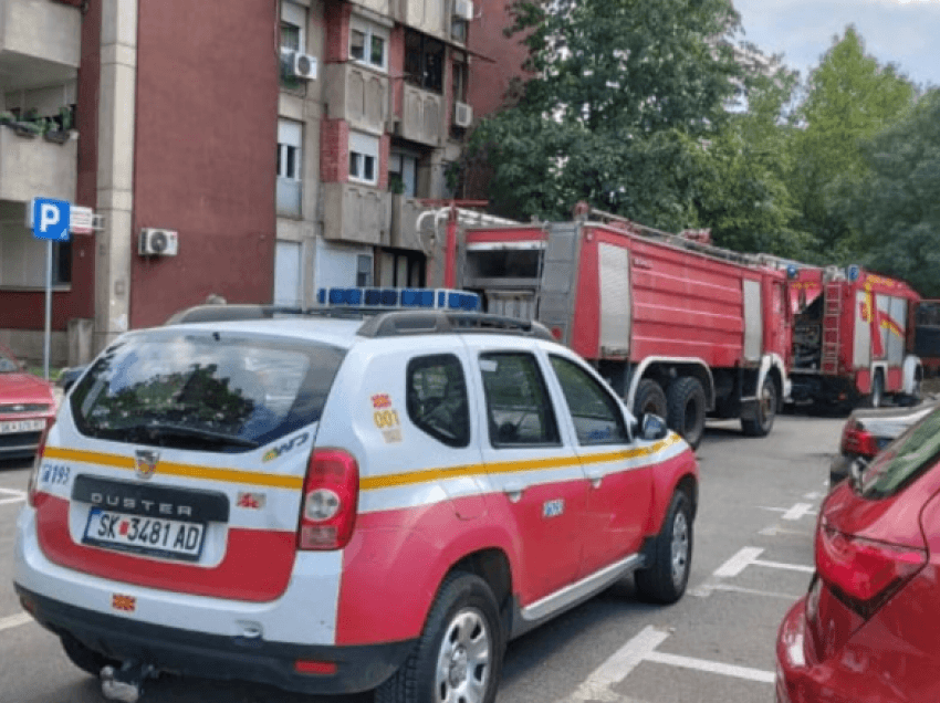 Zjarr në një ndërtesë në Aerodrom, kanë shpërthyer dy bombola gazi