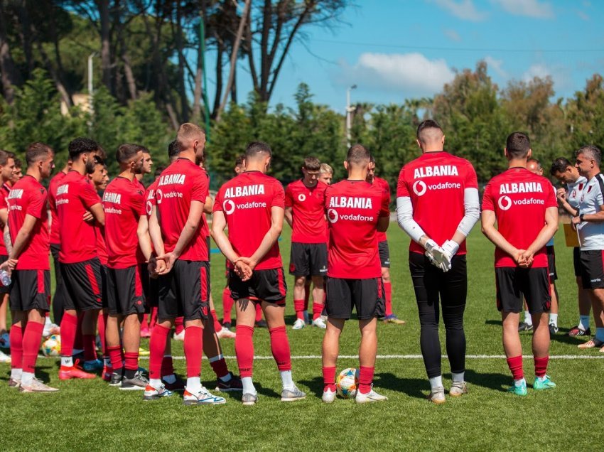 Kuqezinjtë fitojnë ndaj Akademisë së Futbollit, lista pëson sërish ndryshime