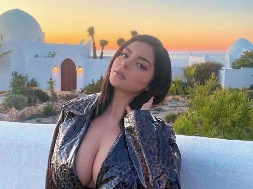 Demi Rose duket mahnitëse në fustanin e bardhë