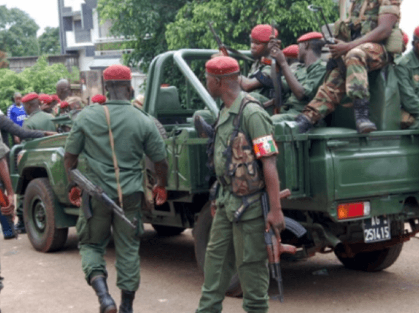 Të shtëna me armë, forca të mëdha të rendit shihen rrugëve të kryeqytetit të Guinesë, Conakry