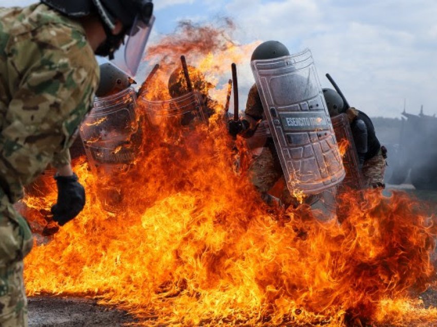 ​KFOR-i përfundon stërvitjen në fushën ajrore të Gjakovës