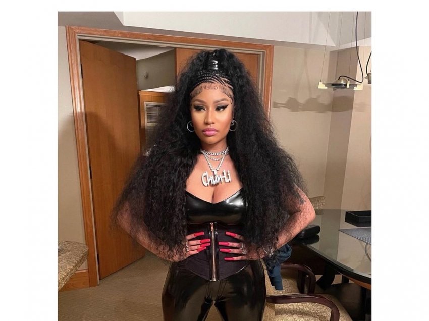 Nicki Minaj shfaq të pasmet e mëdha në veshjen prej lëkure