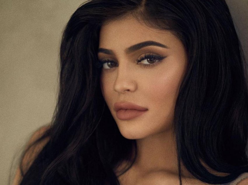 Kylie Jenner tregoi barkun e saj të tonifikuar