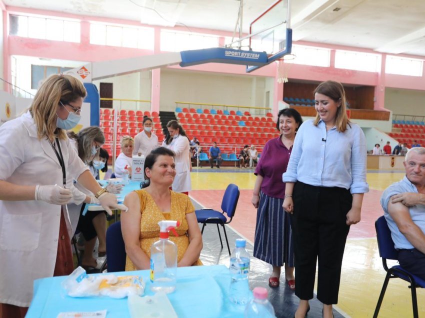 Shtohen qytetarët që duan të vaksinohen në Vlorë