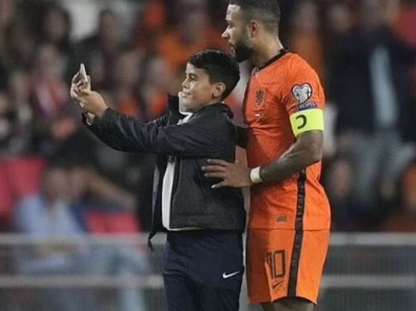 Hyri në fushë për një selfie me Memphis Depay, nuk do ta besoni dënimin që mori 13-vjeçari