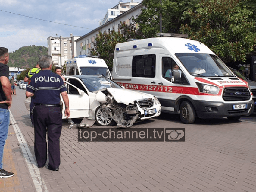 Aksident në bulevardin e Elbasanit/ Shoferja përplas një burrë me fëmijë