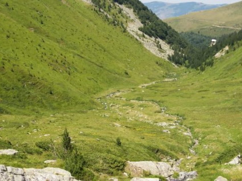 Rrëzohet një person në Prevallë, bie në hendek