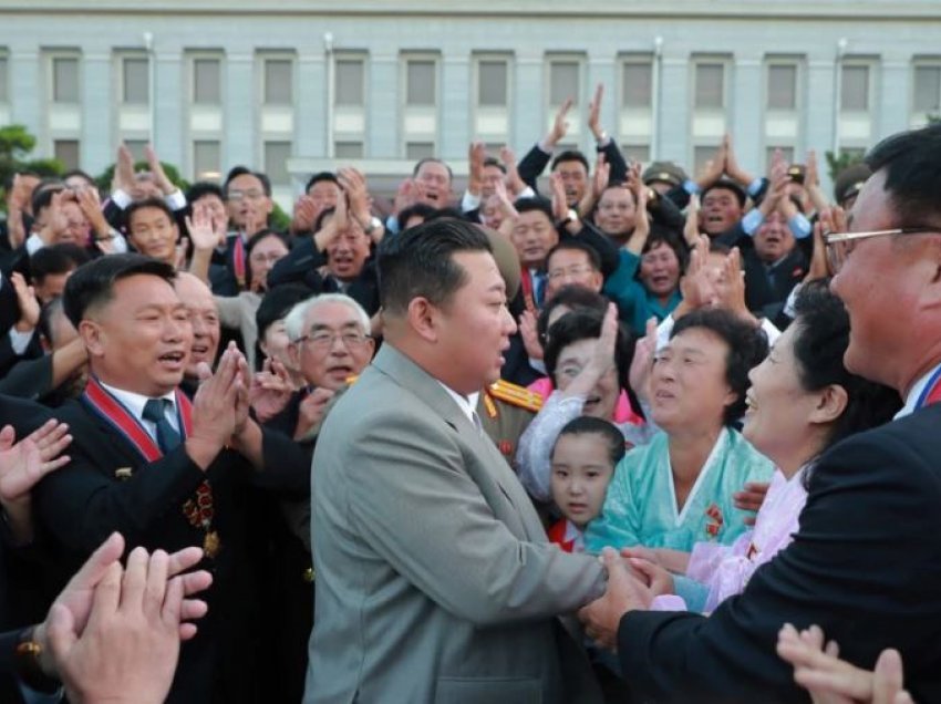 Koreja e Veriut mban paradën pa armatim të ri