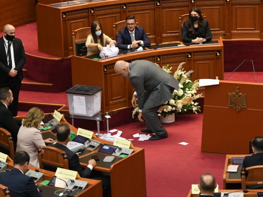 Mblodhi letrat e grisura/ Rama nxjerr videon në Facebook