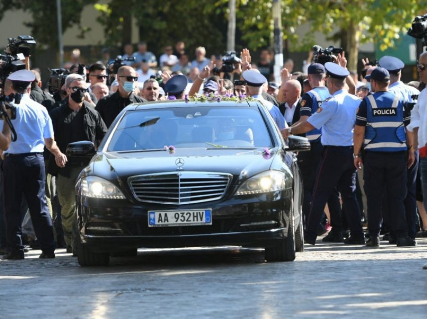 Berisha pritet me lule, Basha largohet me kokën e ulur