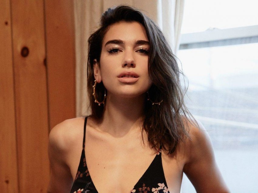 Dua Lipa duke unike me pozat në veshjen e zezë 