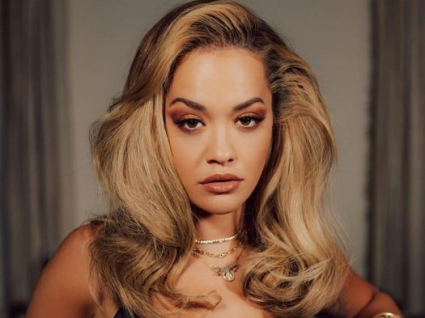 Rita Ora del për darkë në Paris