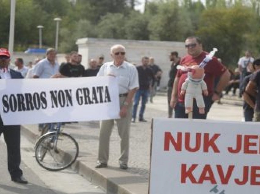 Protestë kundër vaksinimeve/ Protestuesit kërkojnë që mos detyrohen të vaksinohen