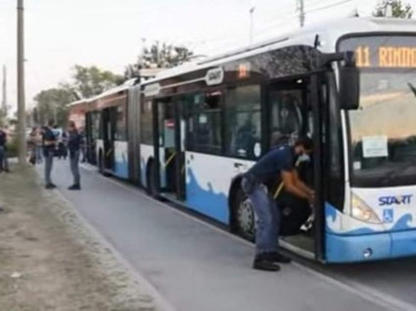 Refugjati somalez godet me thikë 5 persona në autobus dhe rrugë