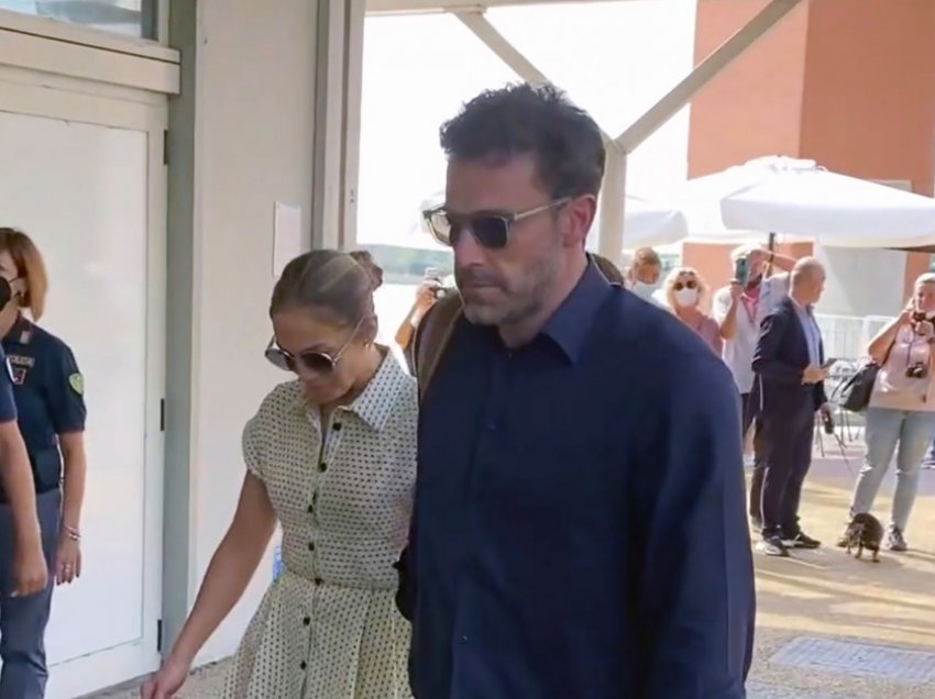 Kërkoi një selfie me Jennifer Lopez, Ben Affleck largon fansin