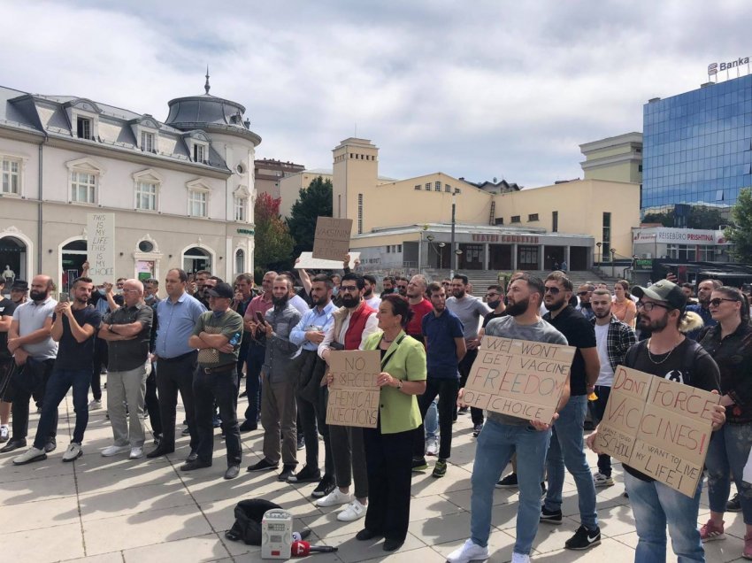 Qytetarët protestojnë para Qeverisë kundër vaksinimit të detyrueshëm