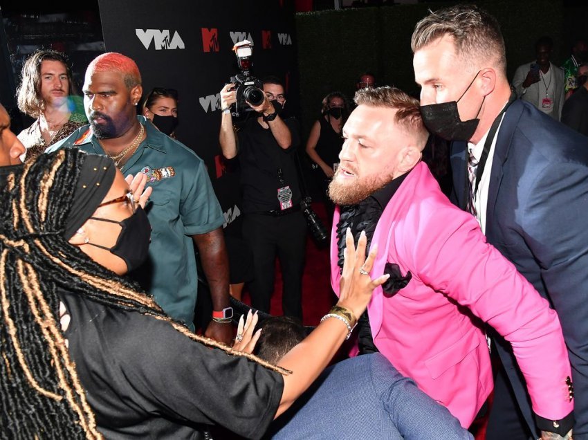 U përfshi në grindje fizike Conor McGregor me Machine Gun Kelly 