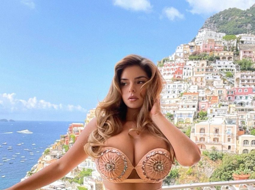 Demi Rose vjen me poza duke e mbajtur gjoksin me duar