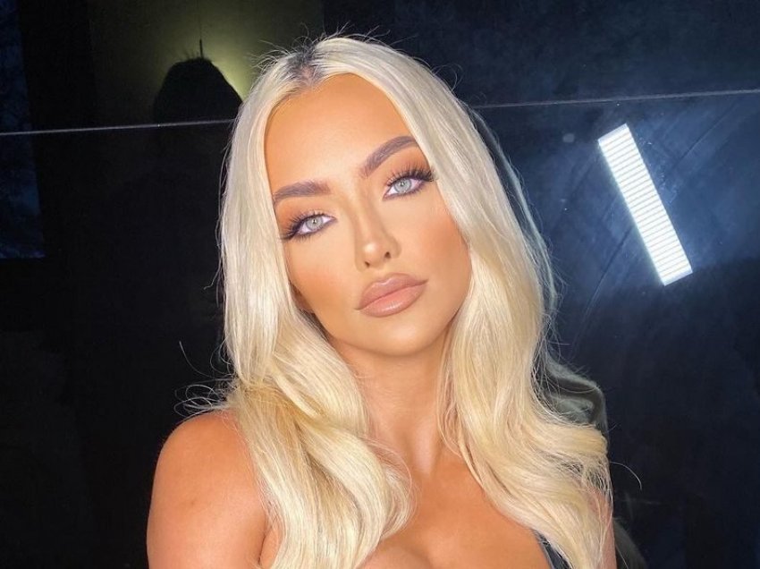 Lindsey Pelas në foton e radhës vë në fokus gjoksin 