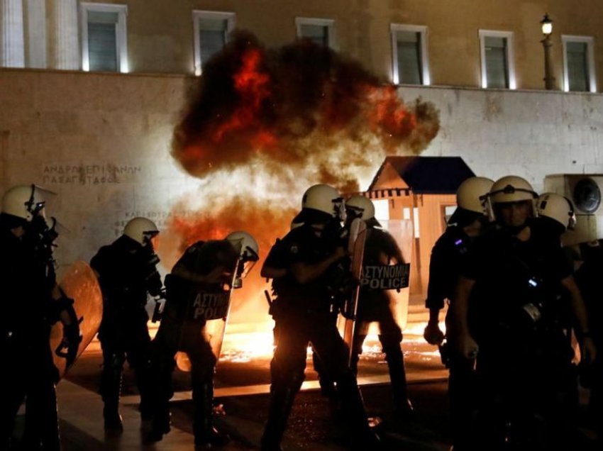 Molotov e gaz lotsjellës në Athinë e Selanik, në protestat kundër vaksinave e kufizimit 