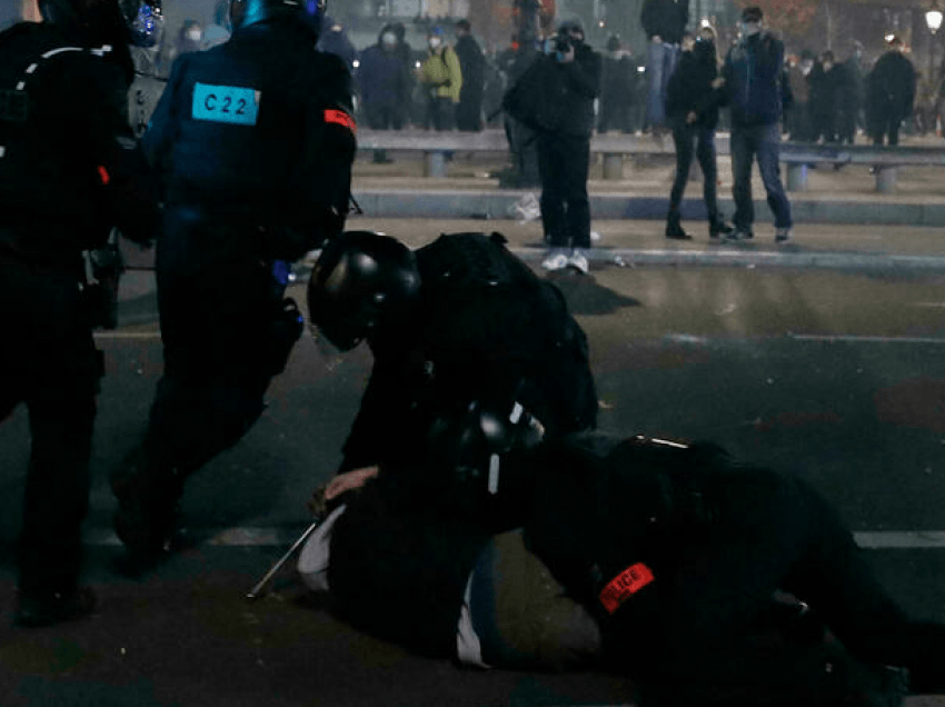 Macron do të rrisë mbikëqyrjen e policisë pas pretendimeve të brutalitetit dhe racizmit