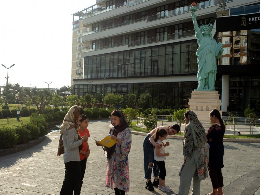 New York Times reportazh për afganët në Shëngjin: Shkojmë në plazh, shohim vajza gjysmë të zhveshura, kjo është parajsa