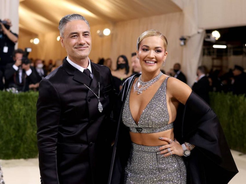 Rita Ora vezulloi në mbrëmjen e Met Gala 2021, shoqëruar nga i dashuri i saj Taika Waititi