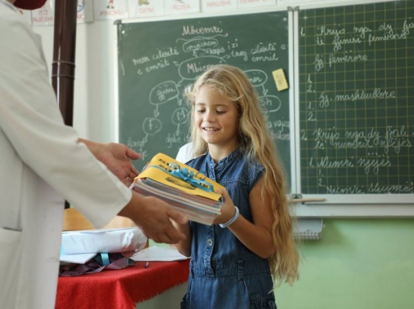 280 mijë nxënës përfitojnë librat shkollorë falas në Shqipëri