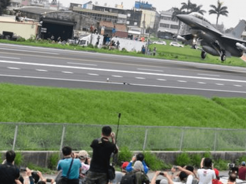 Aeroplanët luftarakë të Tajvanit ulen në autostrada në manovrat anti-pushtim