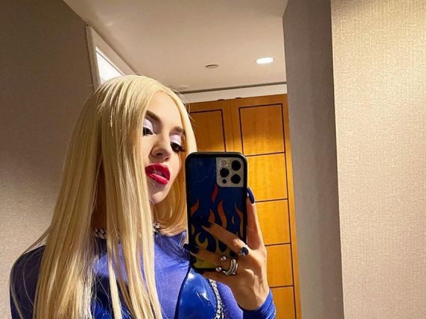 Ava Max vjen joshëse me ngjyrën blu 