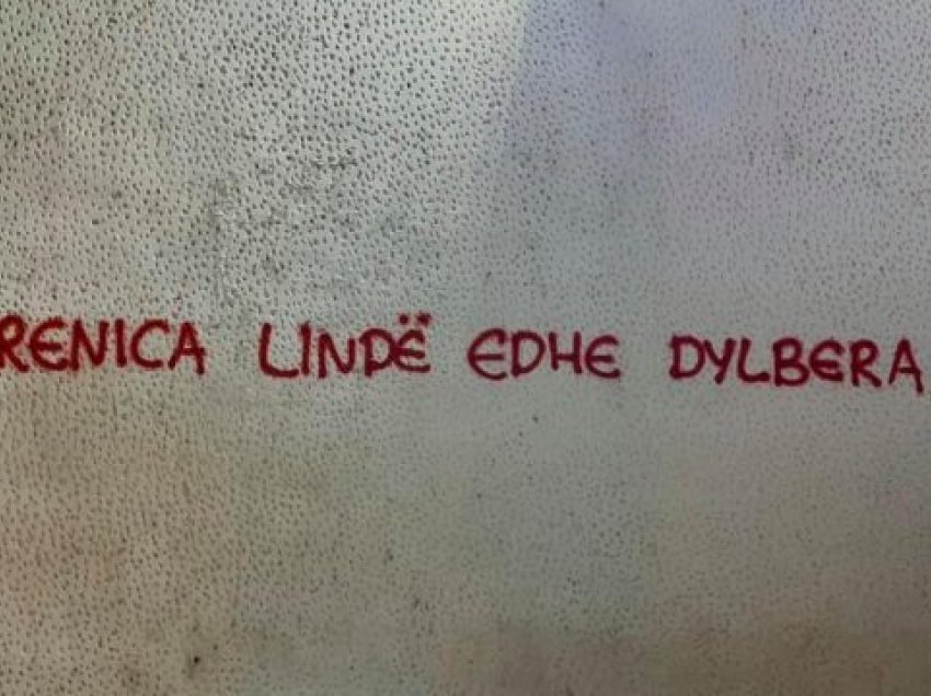 “Drenica lind edhe dylbera”, banorët fshijnë grafitet në Drenas