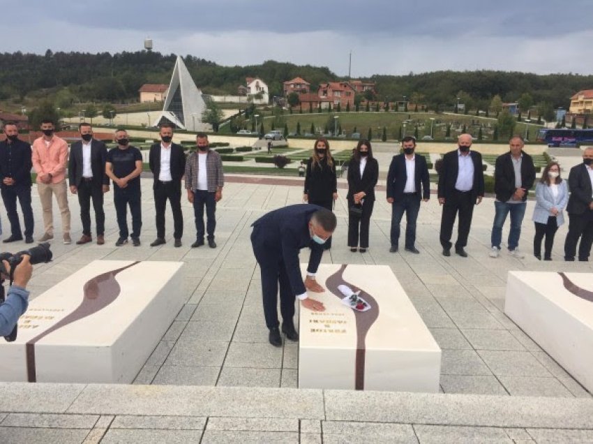 ​Jashari fushatën zgjedhore e nis me homazhe te të rënët për liri