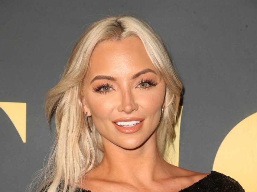 Me fustan të hapur tek pjesa intime Lindsey Pelas shfaqet joshëse rrugëve të New Yorkut