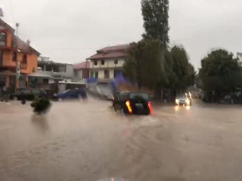 Kukësi bllokohet nga reshjet e shiut