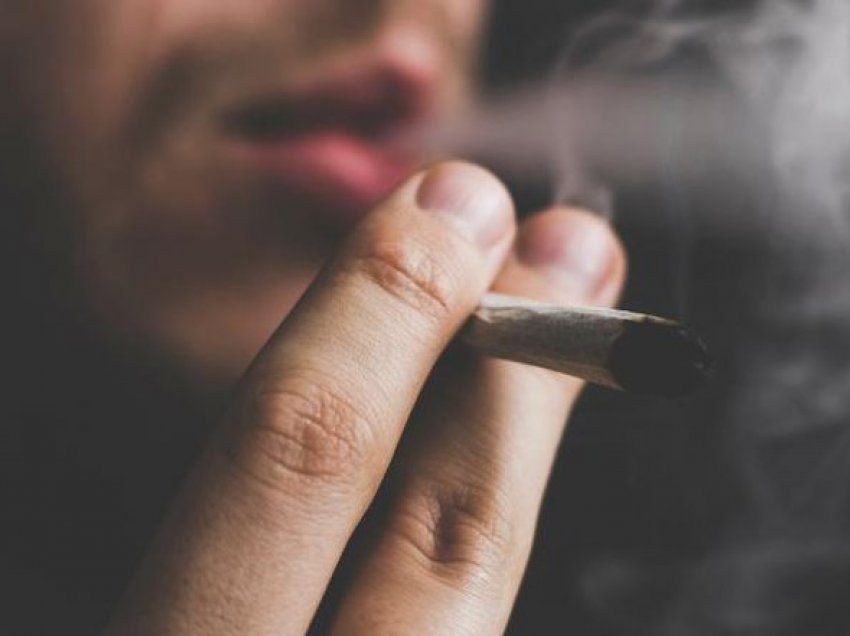 Pasoja e mistershme të marijuanës: Adoleshentët raportojnë të njëjtat simptoma të çuditshme