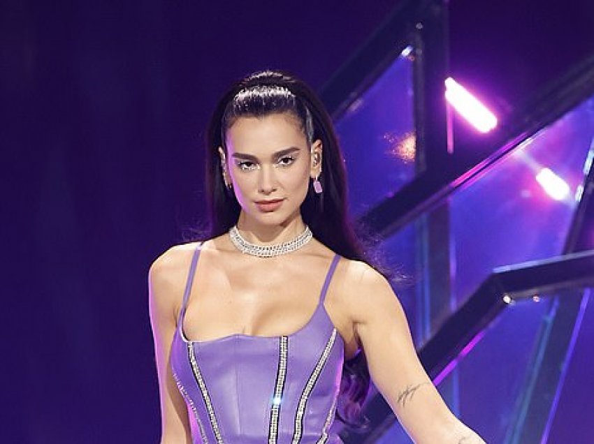 Dua Lipa me veshje të paktë në performancën e saj në “iHeartRadio”